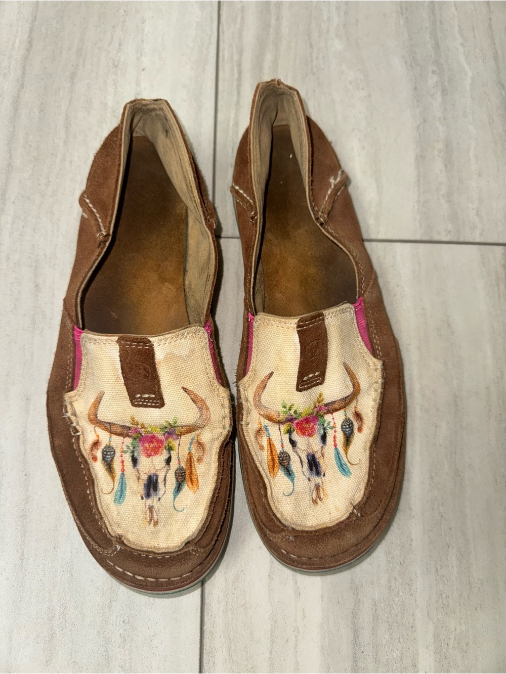 Ariat Women’s Suede Cruiser Shoes, size 10 cow skull & feathers